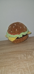 Háčkovaný hamburger.
